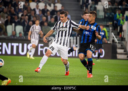 Turin, Italien. 5. Mai 2014. (L-R) Simone Padoin (Juventus), Carlos Emilio Carmona Tello (Atalanta) Fußball: Italienisch "Serie A" match zwischen Juventus 1-0 Atalanta bei Juventus Stadium in Turin, Italien. © Maurizio Borsari/AFLO/Alamy Live-Nachrichten Stockfoto