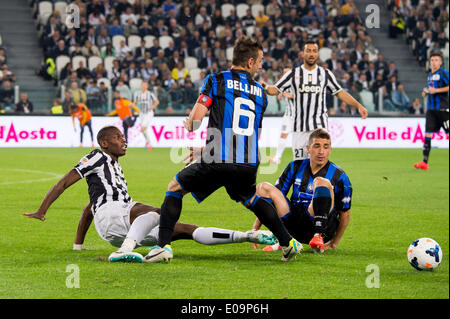 Turin, Italien. 5. Mai 2014. Paul Pogba (Juventus), Carlos Emilio Carmona Tello (Atalanta) Fußball: Italienisch "Serie A" match zwischen Juventus 1-0 Atalanta bei Juventus Stadium in Turin, Italien. © Maurizio Borsari/AFLO/Alamy Live-Nachrichten Stockfoto