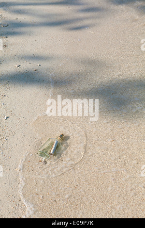 Eine Flaschenpost am Strand Stockfoto