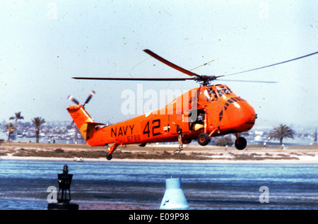 Die HUS-1 Seahorse, BuNo 145728, war ein Hubschrauber der US Navy, der in mehreren Operationen eingesetzt wurde, darunter auch Project Mercury. Es war ein Sikorsky S-58-Modell, das mit einem Wright Cyclone R-1820-Motor ausgestattet war und sowohl militärische als auch NASA-Funktionen übernahm. Stockfoto