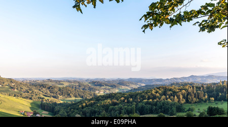 Blick vom österreichischen Grenze zum slowenischen Weinberge Stockfoto