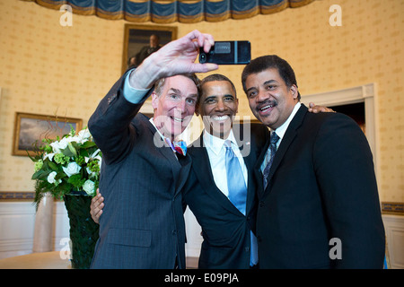 US-Präsident Barack Obama stellt für das Selfie mit Bill Nye, links, und Neil DeGrasse Tyson im blauen Zimmer vor dem weißen Haus Student Film Festival 28. Februar 2014 in Washington, DC. Stockfoto