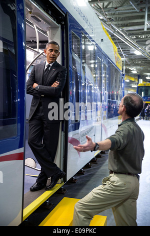 US-Präsident Barack Obama steht in der Tür eines Neuwagens helle Schiene, wie er, Angestellter bei der Metro Light Rail Versandvorgänge und Wartungseinrichtung 26. Februar 2014 in St. Paul, Minnesota spricht. Stockfoto