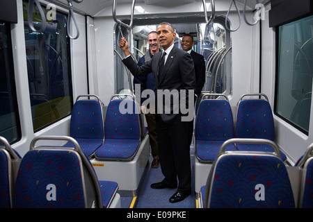 US-Präsident Barack Obama und Transport Sekretär Anthony Foxx tour das innere Licht Schiene Neuwagen an der Metro Light Rail Versandvorgänge und Wartungseinrichtung 26. Februar 2014 in St. Paul, Minnesota. Stockfoto