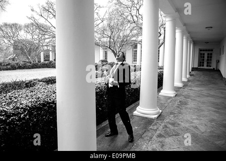 Social Secretary Jeremy Bernard fängt Schneeflocken in seinen Mund, als er entlang der Kolonnade des weißen Hauses 25. Februar 2014 in Washington, DC Spaziergänge. Stockfoto