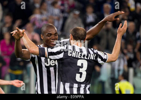 Turin, Italien. 5. Mai 2014. Angelo Ogbonna, Giorgio Chiellini (Juventus) Fußball: Giorgio Chiellini und Angelo Ogbonna von Juventus Turin feiern Gewinner ihrer Liga Titel (30. Scudetto), nach der italienischen Serie-A-zwischen Juventus 1-0 ortlose Spiel Stockfoto