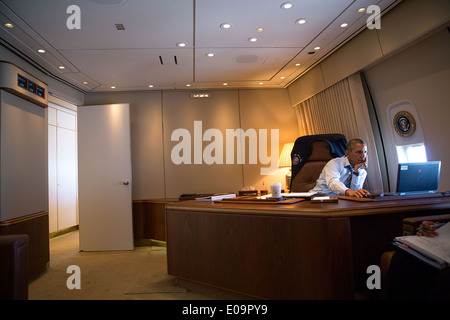 US-Präsident Barack Obama arbeitet an seinem Computer an Bord der Air Force One während des Fluges nach Toluca, Mexiko 19. Februar 2014. Stockfoto