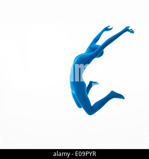 Frau verkleidet in blauen Anzug springt auf weißem Hintergrund Stockfoto