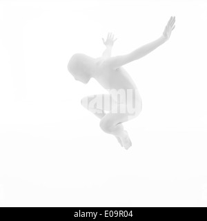 Mann im weißen Anzug, die Durchführung einer sehr hohen Salz isoliert auf weißem Hintergrund Stockfoto