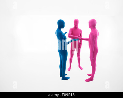 eine Frau in blauen Anzug gekleidet überredet zwei Männer in rosa gekleidet, heben die Hand schütteln Stockfoto