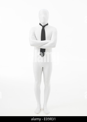 Unbekannte Person, gekleidet in schwarze Krawatte und weißen Anzug mit den Händen auf seiner Brust, isoliert auf weißem Hintergrund Stockfoto