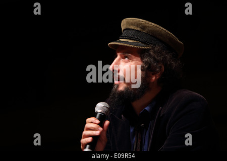 Italienische Musikerin und Sängerin Vinicio Capossela spricht über sein Buch auf der Buchmesse Turin. Stockfoto