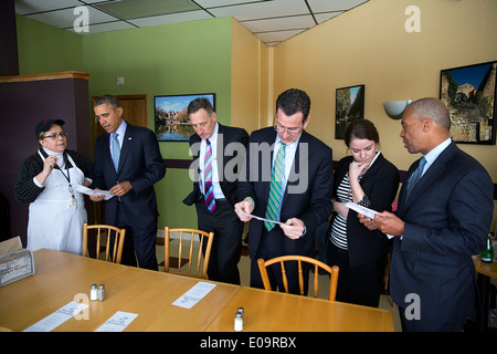 US-Präsident Barack Obama spricht mit einem Mitarbeiter am Café Beauregard vor einem Mindestlohn-Veranstaltung an der Central Connecticut State University 5. März 2014 in New Britain, Connecticut. Stehend mit dem Präsidenten von rechts, Gouverneur Deval Patrick von Massachusetts, Advance Associate Nancy Schoemann, Gouverneur Dannel Malloy von Connecticut und Gouverneur Peter Shumlin von Vermont. Stockfoto