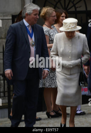 London, UK. 7. Mai 2014. Die Königin, Herzog von Edinburgh verlassen der Journalisten Charity Rezeption © siehe Li/Alamy Live News Stockfoto