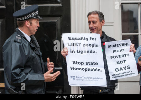 London, UK. 05.07.2014. Homosexuell Rechte und AIDS-Aktivisten, darunter Peter Tatchell demonstrieren, wie der ugandische Präsident Museveni für eine UK-Uganda-Business-Konferenz in Lancaster House in London eintrifft. Museveni wurde verurteilt, für die Unterzeichnung der Anti-Homosexualität-Akt im Februar. Stockfoto