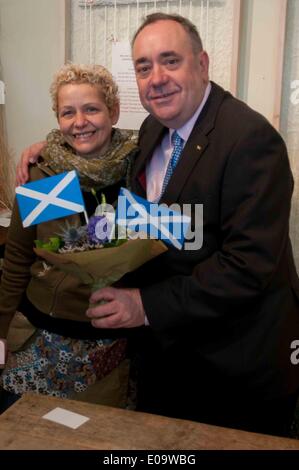 Edinburgh, Schottland. 7. Mai 2014. Alex Salmond mit Besitzer von Wild Flower Shop, Esther Kuck, in Portobello. Mittwoch, 7. Mai 2014. Bildnachweis: Wullie Marr/Alamy Live-Nachrichten Stockfoto