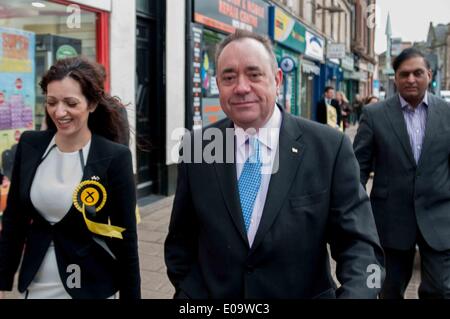 Edinburgh, Schottland. 7. Mai 2014. Alex Salmond in den Straßen von Portobello auf der EU-Wahl-Spur. Mittwoch, 7. Mai 2014. Bildnachweis: Wullie Marr/Alamy Live-Nachrichten Stockfoto