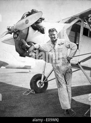 Douglas 'Wrong Way' Corrigan wurde 1938 für seinen unbeabsichtigten transatlantischen Flug berühmt. Dieses Bild zeigt sein Curtiss Robin-Flugzeug, das einen historischen Moment in der Luftfahrt markiert. Stockfoto