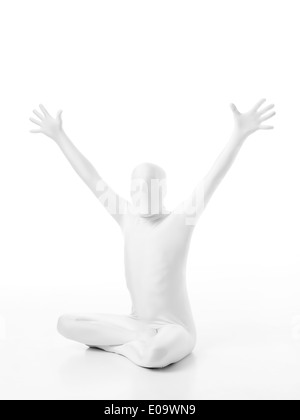 der Mann ohne Gesicht in weiß gekleidet mit weit offenen Armen Stockfoto