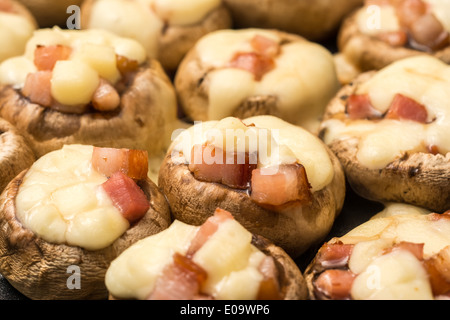 Gebratene Champignon Champignons mit gebackener Schinken und Käse überbacken Stockfoto