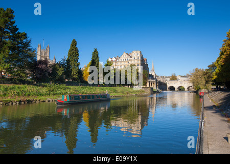 BATH, Großbritannien - 20. Oktober 2012: Grachtenboot auf dem Fluss Avon mit Pulteney Bridge, Wehr, dem Reich und Bath Abbey im Hintergrund. Stockfoto