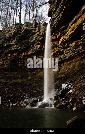 Fuß des Wasserfalls Hardraw Kraft auf Hardraw Beck bei Hardraw in der Yorkshire Dales National Park, North Yorkshire. Februar. Stockfoto