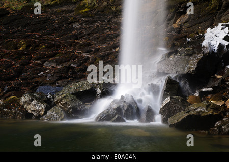 Fuß des Wasserfalls Hardraw Kraft auf Hardraw Beck bei Hardraw in der Yorkshire Dales National Park, North Yorkshire. Februar. Stockfoto