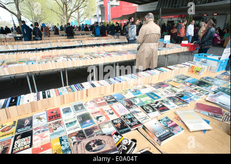 UK, England, London, Southbank. Southbank Centre Buchmarkt unter Waterloo Bridge auf Queen es Walk. Stockfoto