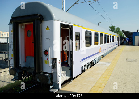 Rückansicht der Personenzug auf 1. Mai 2014 in Warschau Ost-Bahnhof, Polen. Stockfoto