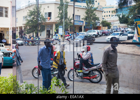 Straßenszene in der Innenstadt von reflektiert moderne Gebäude, Ruanda Kigali. Stockfoto