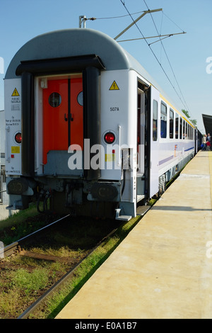 Rückansicht der Personenzug auf 1. Mai 2014 in Warschau Ost-Bahnhof, Polen. Stockfoto