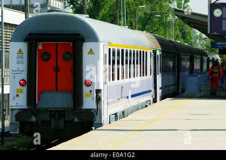 Rückansicht der Personenzug auf 1. Mai 2014 in Warschau Ost-Bahnhof, Polen. Stockfoto