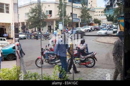 Straßenszene in der Innenstadt von reflektiert moderne Gebäude, Ruanda Kigali. Stockfoto