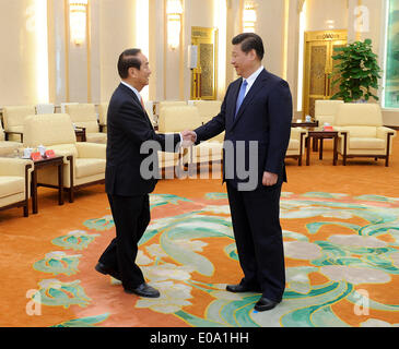 Peking, China. 7. Mai 2014. Xi Jinping (R), Generalsekretär der kommunistischen Partei von China Zentralausschuss, trifft sich mit Taiwans erste Volkspartei Vorsitzender James CY Soong in Peking, Hauptstadt von China, 7. Mai 2014. © Zhang Duo/Xinhua/Alamy Live-Nachrichten Stockfoto