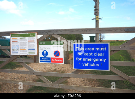 Fünf bar Tor mit Keep klare Anzeichen für Einsatzfahrzeuge bei Cley nächstes Meer, Norfolk, England, Vereinigtes Königreich. Stockfoto