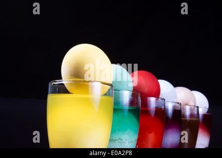 Bunte Ostereier erstellt von Farbstoffen aus natürlichen Zutaten hergestellt Stockfoto