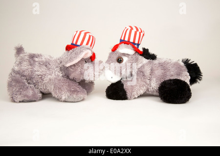 Elefanten, die Vertreter der Republikanischen Partei und Esel, die Vertreter der Demokratischen Partei in rot, weiß und blau Stars And Stripes Stockfoto