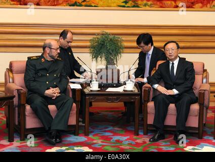 Peking, China. 7. Mai 2014. Chinesischen Staat Hofrat Yang Jiechi (1. R) trifft mit iranische Minister für Verteidigung und Streitkräfte Logistik Hossein Dehqan in Peking, Hauptstadt von China, 7. Mai 2014. © Rao Aimin/Xinhua/Alamy Live-Nachrichten Stockfoto