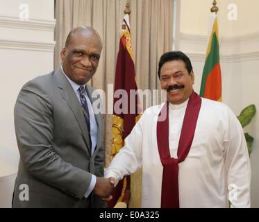 Colombo, Sri Lanka. 7. Mai 2014. Sri Lankan President Mahinda Rajapaksa (R) trifft sich mit Präsident der Vereinten Nationen Generalversammlung John William Ashe, der in Colombo an der Weltkonferenz auf Jugend (WCY) 2014 in Colombo, Sri Lanka, 7. Mai 2014 teilnehmen. © Huang Haimin/Xinhua/Alamy Live-Nachrichten Stockfoto