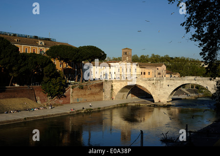 Italien, Rom, Tiber, Isola Tiberina, Ponte Cestio, römische Brücke Pons Cestius Stockfoto