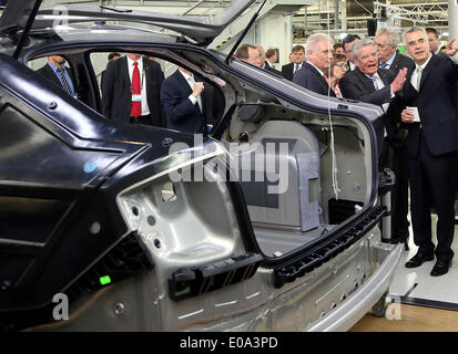 Mlada Boleslav, Tschechien. 7. Mai 2014. President of Germany Joachim Gauck (C) und Präsident der Tschechischen Republik Milos Zeman besuchen die Skoda-Werk in Mlada Boleslav, Tschechien, 7. Mai 2014. Auch im Bild Skoda CEO Winfried Vahland (L) und Produktionsleiter Klaus Oeljeklaus (R). Gauck auf nach Tschechien über eine viertägige Stand zu besuchen. Foto: WOLFGANG KUMM/Dpa/Alamy Live News Stockfoto