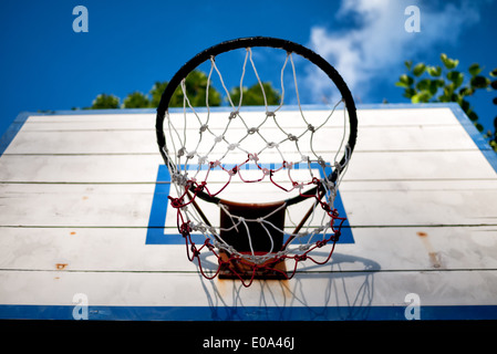 Eine alte Basketball Backboard und Rim unter blauem Himmel Stockfoto