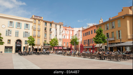 Die quadratische Place De La République in Perpignan, Pyrenäen-Orientales grenzt an Cafés und Bars. Stockfoto