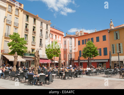 Die quadratische Place De La République in Perpignan, Pyrenäen-Orientales grenzt an Cafés und Bars. Stockfoto