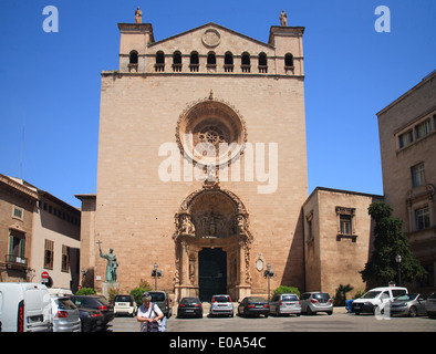 Basilika von St. Francis in Palma, Mallorca und der Placa de Sant Frances im Vordergrund Stockfoto