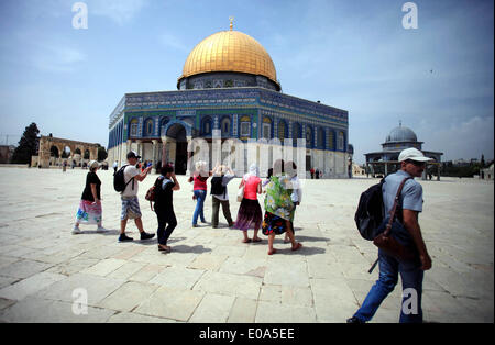 Jerusalem, Jerusalem, Palästina. 7. Mai 2014. Israelische Siedler gehen zur al-Aqsa Moschee zusammengesetzte, drittheiligste Stätte im Islam, in der Altstadt von Jerusalem, 7. April 2014. Israels Präsident Shimon Peres sagte am Dienstag, dass Ministerpräsident Benjamin Netanyahu ein Friedensabkommen 2011 blockiert er heimlich mit der palästinensische Präsident Mahmoud Abbas © Saeed Qaq/APA verhandelt hatte Images/ZUMAPRESS.com/Alamy Live-Nachrichten Stockfoto