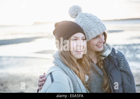 Zwei Freundinnen, die das Strandleben genießen Stockfoto