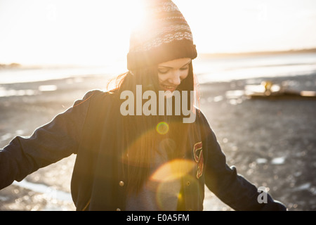 Junge Frau, die Spaß am Strand Stockfoto