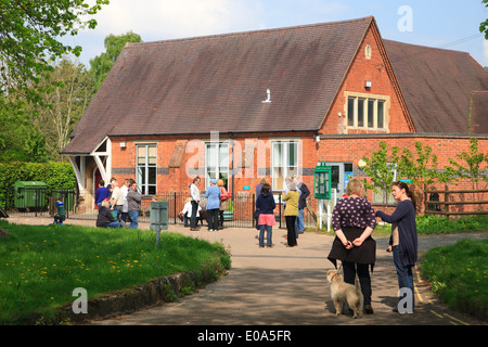 Eltern ihre Kinder von einer Grundschule zu sammeln Stockfoto