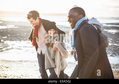 Zwei Erwachsene Paare, spazieren am Strand Stockfoto